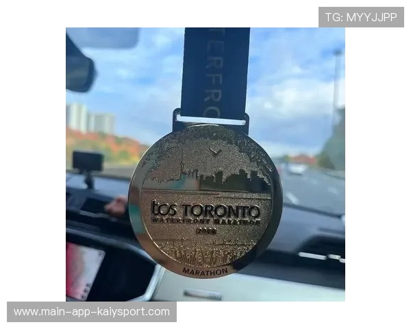 自行车赛车手突发抽筋仍坚持冲线，被赞钢铁意志