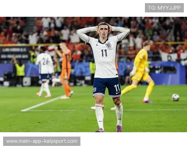 福登与后腰的衔接为曼城提供更多变速进攻选择，福登穿什么球鞋