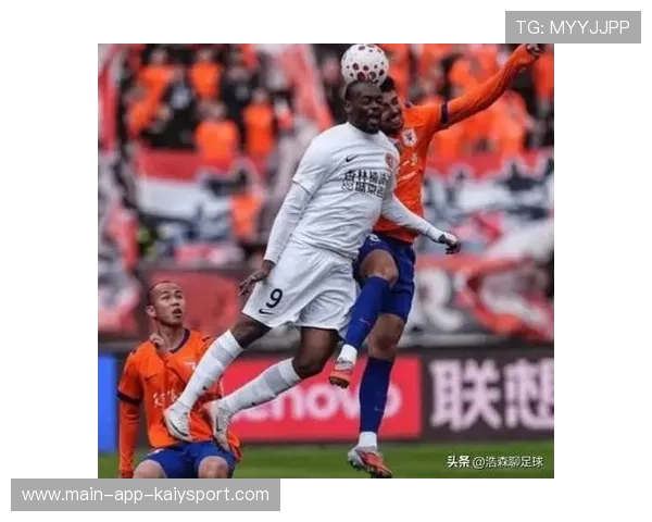 辽宁铁人瓦吉奇抢点卡位强硬,头球攻门顶偏 辽宁铁人瓦吉奇抢点卡位强硬,头球攻门顶偏